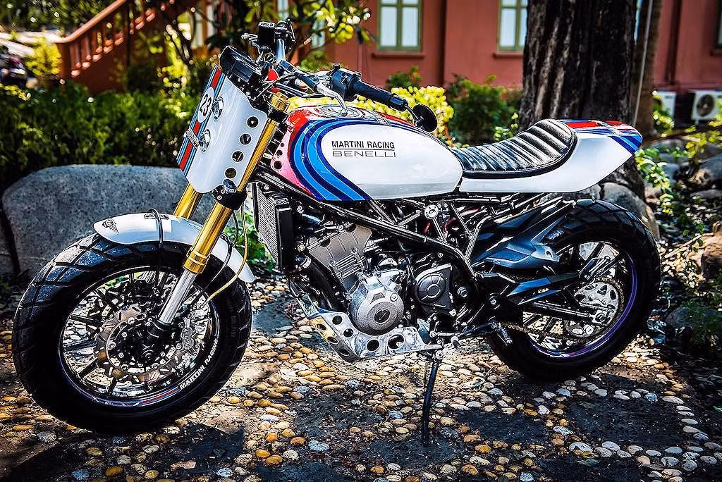 Sau khi hoàn thành, phần thân xe mới đã được Eng Custom Project sơn màu trắng, trang trí bộ decal màu xanh - đỏ theo phong cách tem đấu Martini rất nổi tiếng trong Thế giới xe hơi. Qua tay các nghệ nhân độ xe, chiếc môtô Benelli BN302 với kiểu dáng hiện đại đã có kiểu dáng biến đổi hoàn toàn thành một mẫu xe hoài cổ theo phong cách flat track.
