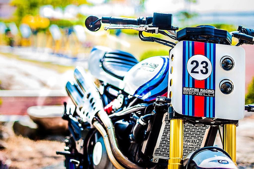 Để phù hợp với thiết kế khung phụ nguyên bản của Benelli, Eng Custom Project đã định tạo dáng dàn đuôi của chiếc xe với yên dày và chắn bùn ngắn khá giống những mẫu vinduro. Tuy nhiên do không hợp với tổng thể flat track, xưởng độ này đã cưa bỏ và thiết kế cho chiếc xe một bộ khung phụ hoàn toàn mới. Từ đó, chiếc yên solo và phần đuôi vuốt dẹt ra phía sau đặc trưng của kiểu dáng này mới bắt đầu thành hình.