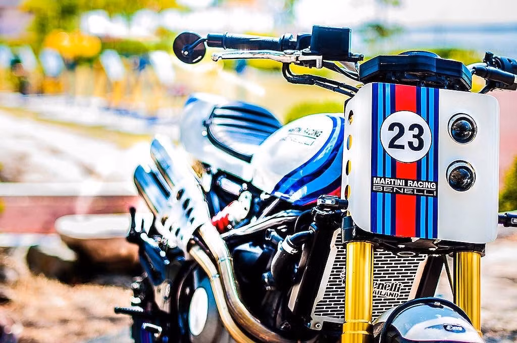 Để phù hợp với thiết kế khung phụ nguyên bản của Benelli, Eng Custom Project đã định tạo dáng dàn đuôi của chiếc xe với yên dày và chắn bùn ngắn khá giống những mẫu vinduro. Tuy nhiên do không hợp với tổng thể flat track, xưởng độ này đã cưa bỏ và thiết kế cho chiếc xe một bộ khung phụ hoàn toàn mới. Từ đó, chiếc yên solo và phần đuôi vuốt dẹt ra phía sau đặc trưng của kiểu dáng này mới bắt đầu thành hình.