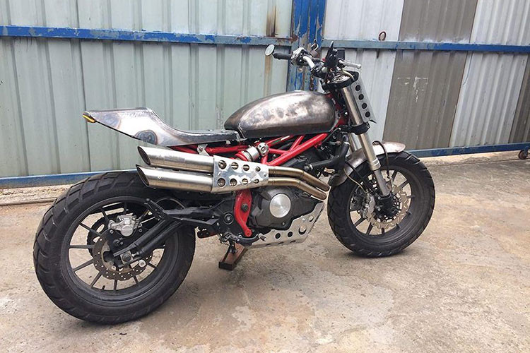 Với thiết kế khung trellis và kiểu dáng hiện đại nguyên bản, những người chơi xe Benelli BN302 thường cố gắng "dọn" lại nó theo dáng của các dòng Ducati như Monster hay Panigale. Mới đây, một xưởng độ có tên Eng Custom Project đã quyết định biến đổi kiểu dáng của nó hoàn toàn theo hướng xe đua flat tracker.