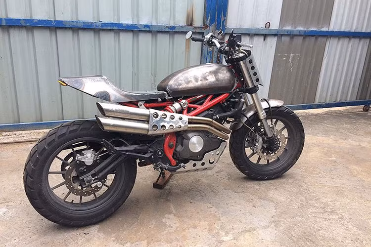 Với thiết kế khung trellis và kiểu dáng hiện đại nguyên bản, những người chơi xe Benelli BN302 thường cố gắng "dọn" lại nó theo dáng của các dòng Ducati như Monster hay Panigale. Mới đây, một xưởng độ có tên Eng Custom Project đã quyết định biến đổi kiểu dáng của nó hoàn toàn theo hướng xe đua flat tracker.