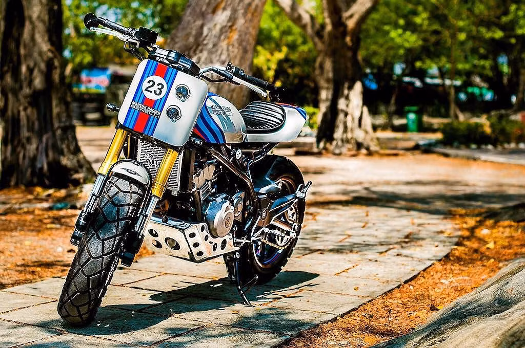 Trông có vẻ khá đơn giản, nhưng Eng Custom Project đã phải gò và thiết kế phần dưới bình để không gây ảnh hưởng tới hệ thống bơm xăng và báo xăng nguyên bản của mẫu xe naked-bike Benelli TNT302. Cũng giống như phần còn lại của thân xe, bình xăng đã được gò thủ công từ tôn.