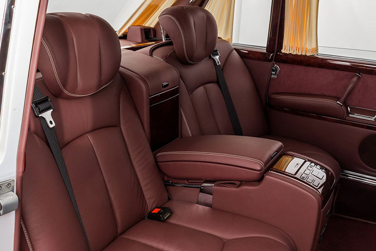 Ngoài ra, chỉ bằng một nút bấm, một tấm vách ngăn có thể hiện ra ngăn cách tài xế và hàng ghế sau. Camera trước và sau đảm bảo việc cầm lái chiếc limousine khổng lồ là một công việc dễ dàng.