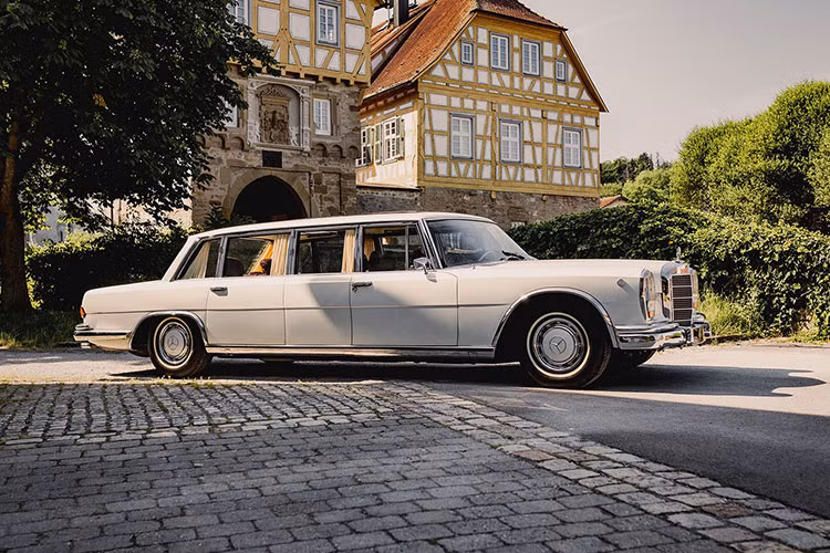 Dưới nắp capo của xe hiện là khối động cơ V8 6.3 lít, sản sinh lượng công suất 247 mã lực. Khối sức mạnh này được truyền tải xuống trục bánh sau thông qua một hộp số tự động 4 cấp. Cuối cùng, chiếc xe trong hình có số odo là 1.112 km.