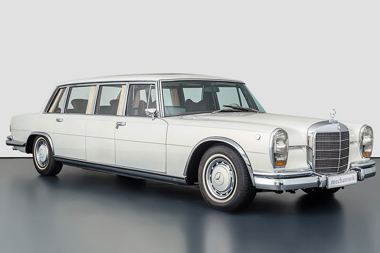 Trong trường hợp bạn chưa biết, mẫu xe chúng ta sẽ đề cập đến ở đây đã được hé lộ chính thức lần đầu tại Triển lãm Ô tô Frankfurt 1963 và lập tức tạo nên một cơn chấn động - đó chính là chiếc Mercedes-Benz đời 1975 quý hiếm trong bài viết này.