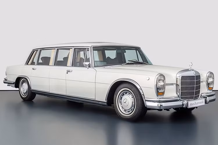 Trong trường hợp bạn chưa biết, mẫu xe chúng ta sẽ đề cập đến ở đây đã được hé lộ chính thức lần đầu tại Triển lãm Ô tô Frankfurt 1963 và lập tức tạo nên một cơn chấn động - đó chính là chiếc Mercedes-Benz đời 1975 quý hiếm trong bài viết này.