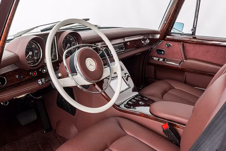 Bước quan trọng đầu tiên liên quan đến thân xe khi nó được tái tạo hoàn toàn và rồi được sơn lại bởi Mercedes-Benz ở Stuttgart. Tương tự như vậy, động cơ, hộp số, và các bộ phận quan trọng khác cũng đã được sửa đổi và khung gầm thì được tái tạo mới.