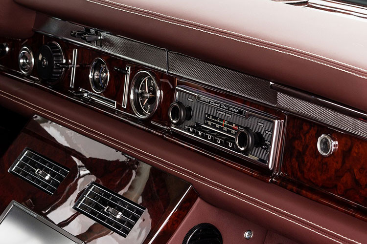 Nội thất mang tính chất độc nhất và được làm riêng cho chiếc Mercedes-Benz W100 Pullman này với các yếu tố từ dòng xe Maybach hiện đại.