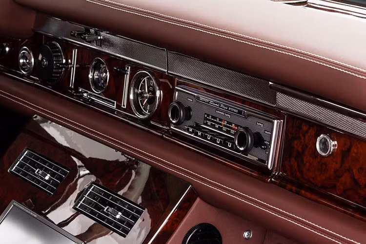 Nội thất mang tính chất độc nhất và được làm riêng cho chiếc Mercedes-Benz W100 Pullman này với các yếu tố từ dòng xe Maybach hiện đại.