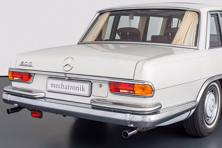 Giờ đây, nó đang được rao bán ở châu Âu thông qua trang Mechatronik với số tiền khổng lồ . Mức giá xe Mercedes-Benz W100 600 Pullman đang lên tới 2,3 triệu Euro (tương đương 62,6 tỷ đồng).