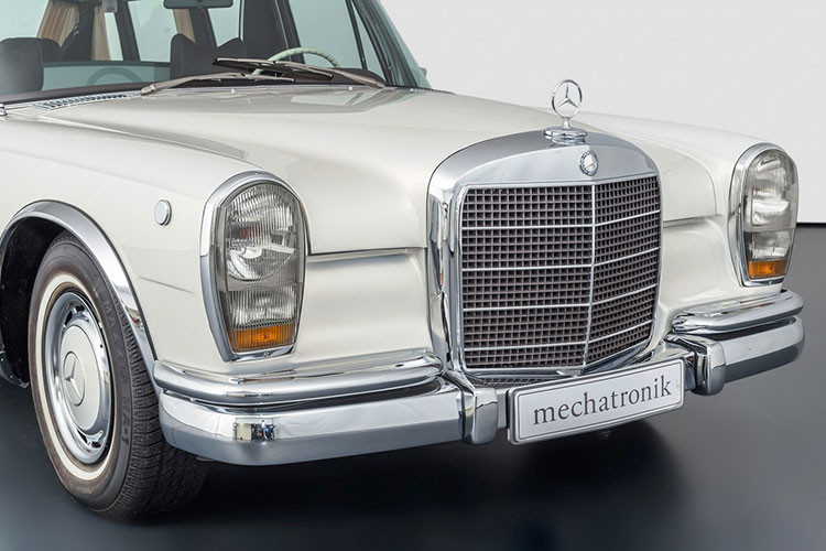 Một trong những chiếc limousine Mercedes-Benz đặc biệt này đã được sản xuất trong năm 1975 cho một khách hàng từ Li-băng, với cấu hình sơn ngoại thất màu sám anthracite và nội thất bọc da màu lam.