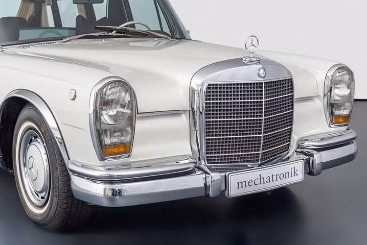 Một trong những chiếc limousine Mercedes-Benz đặc biệt này đã được sản xuất trong năm 1975 cho một khách hàng từ Li-băng, với cấu hình sơn ngoại thất màu sám anthracite và nội thất bọc da màu lam.