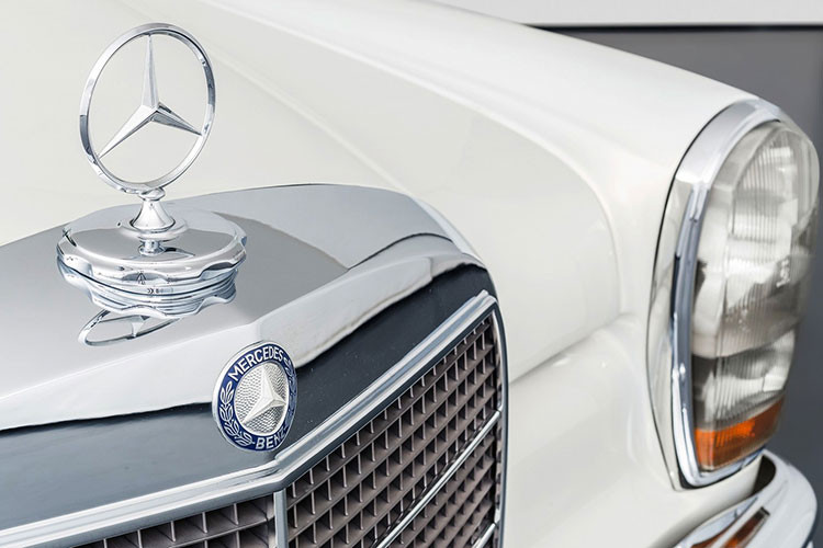 Hàng ghế sau vẫn có tủ lạnh di động nguyên bản, cũng như bàn gấp và hộp đựng rượu sâm banh. Hệ thống điều hòa cũng đã được thiết kế lại để làm mát cabin tốt hơn.