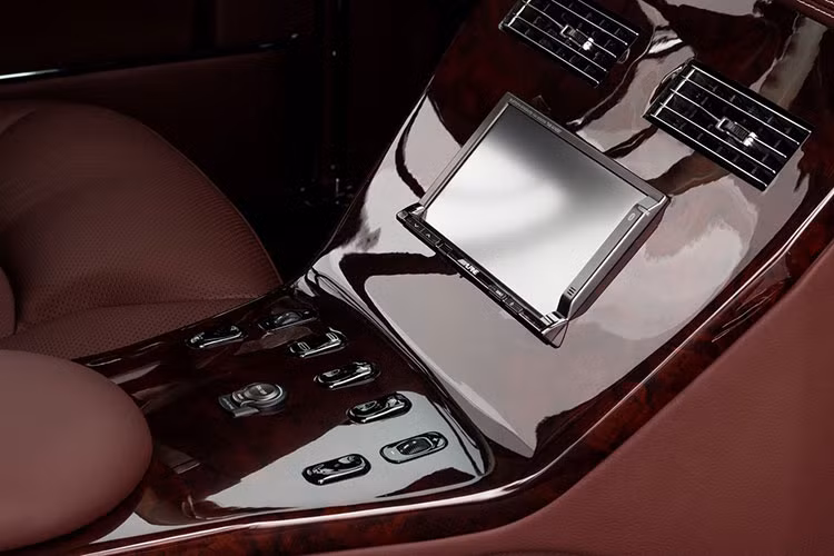 Các chi tiết của xe được làm mới nhưng vẫn đậm chất cổ điển, ngoài ra một cửa sổ trời rất lớn, cộng thêm các tính năng hiện đại như hệ thống thông tin giải trí với màn hình cảm ứng... cũng được trang bị.