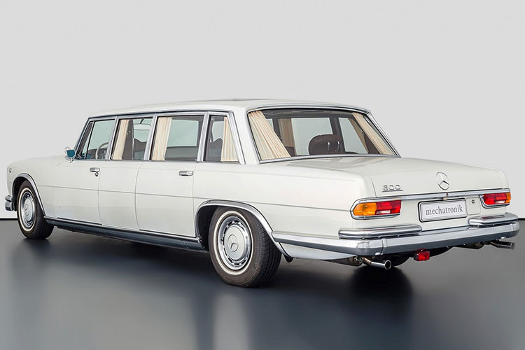 Đây là chiếc xe sang Mercedes-Benz W100 Pullman 600, một mẫu limousine đại diện cho đẳng cấp sang trọng của thương hiệu Đức trong thập niên 1960 và 1970 của thế kỷ trước.