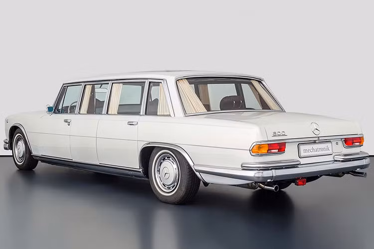 Đây là chiếc xe sang Mercedes-Benz W100 Pullman 600, một mẫu limousine đại diện cho đẳng cấp sang trọng của thương hiệu Đức trong thập niên 1960 và 1970 của thế kỷ trước.