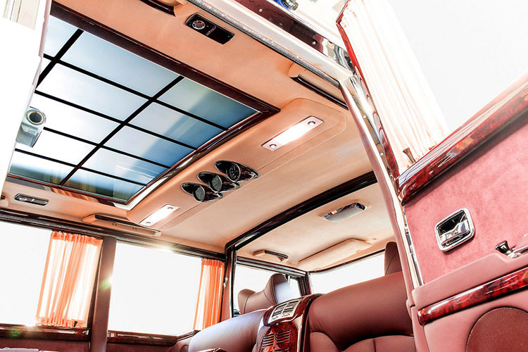 Ghế ngồi trong xe của chiếc limousine Mercedes-Benz đời 1975 được thiết kế trên cơ sở ghế Maybach hiện đại và có thể điều chỉnh bằng hệ thống thủy lực.