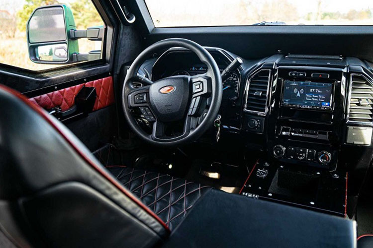 Ở bên trong, khoang cabin tạo cảm giác sang trọng với chất liệu da Alcantara, cung cấp không gian thoải mái cho tối đa 6 người lớn.