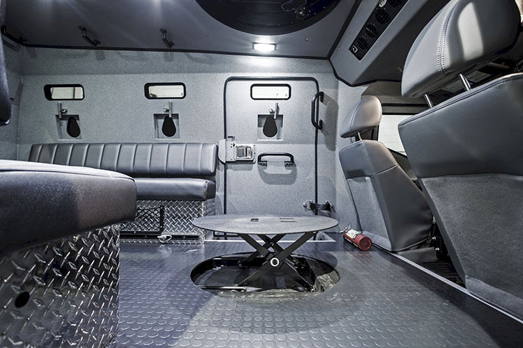 Nằm dưới mui xe Terradyne Gurkha là khối động cơ tăng áp dầu V8 6.7L cho công suất tối đa 330 mã lực và momen xoắn 895 Nm.