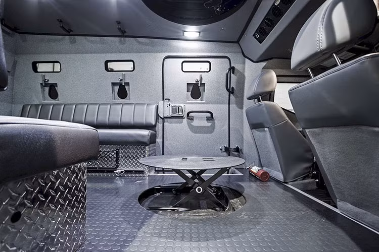 Nằm dưới mui xe Terradyne Gurkha là khối động cơ tăng áp dầu V8 6.7L cho công suất tối đa 330 mã lực và momen xoắn 895 Nm.