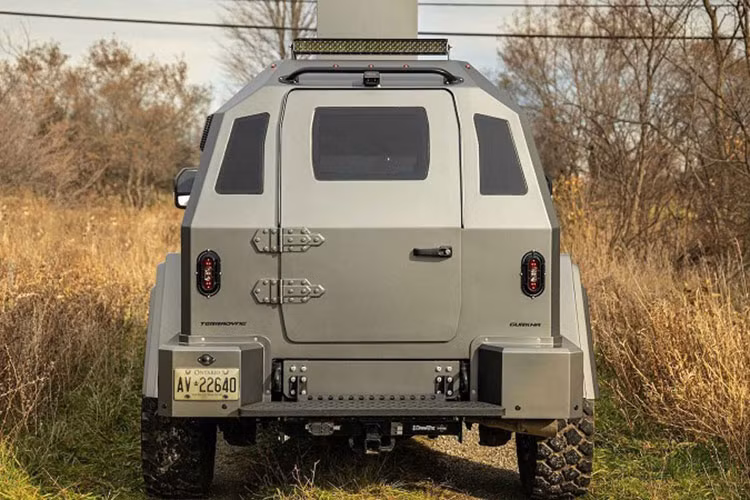 Thế nhưng sau đó chiếc xe Terradyne Gurkha chống đạn này đã được sửa đổi thành một chiếc xe quân sự phục vụ cho các nhu cầu an ninh tư nhân. Mặc dù về tay chủ sở hữu từ năm 2017 nhưng chiếc Gurkha này mới chỉ lăn bánh 15.700 dặm (khoảng 25.000 km). 