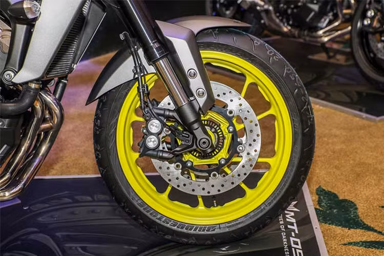 Yamaha MT-09 bản mới vẫn sở hữu hệ thống phanh đĩa đôi 298 mm phía trước, la-zăng 17 inch đa chấu và lốp không săm. Trong khi đó, phía sau là phanh đĩa đơn 245 mm, lốp kích thước 180/55. Công nghệ nổi bật gồm có ABS, sang số nhanh (Quick Shift), hỗ trợ sang số và chống trượt bánh khi dồn số gấp (Assist &amp; Slipper Clutch).