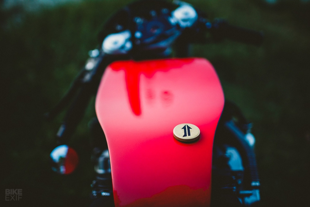 Bình nhiên liệu thép được thiết kế với mặt phẳng cân đối 2 bên và sơn màu đỏ truyền thống như phong cách của một chiếc siêu xe Ferrari cổ điển.