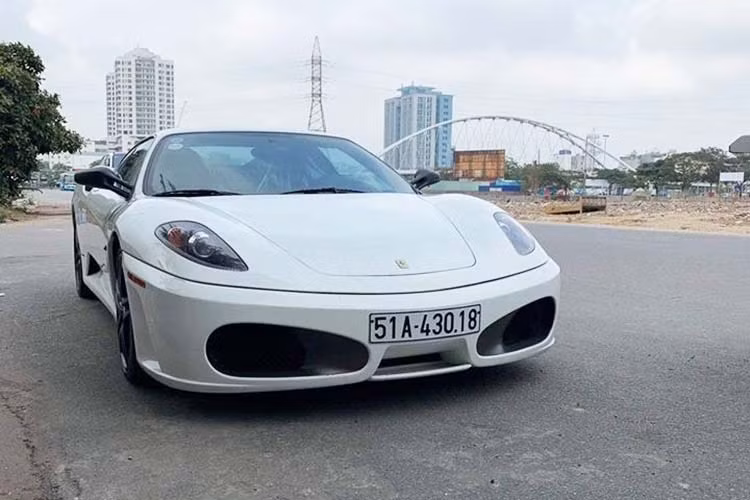 Chiếc siêu xe Ferrari F430 màu trắng hiện đang ở Hải Phòng từng thuộc sở hữu của ông vua cà phê - đại gia siêu xe Đặng Lê Nguyên Vũ được, sau đó nó được một ông chủ công ty nhập khẩu tư nhân quận 5, TP HCM đưa về và nâng cấp một số chi tiết cùng hệ thống ống xả đắt tiền.
