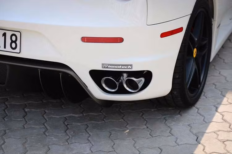 Sau khi qua tay ông chủ Trung Nguyên - Đặng Lê Nguyên Vũ, chiếc siêu xe Ferrari F430 này cũng đã được chủ nhân mới loại bỏ thống ống xả cũ để thay mới "xịn sò" hơn. Đây là hệ thống ống xả IPE, được làm bằng chrome. Giá trị của bộ ống xả này khoảng 8.000 USD.