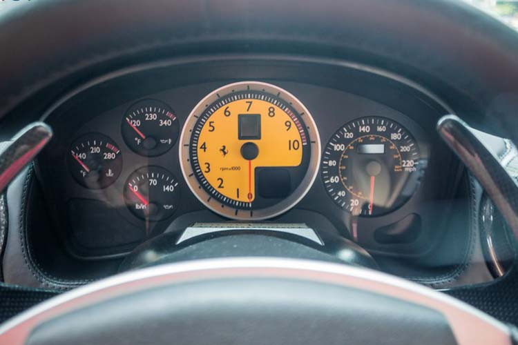 Siêu xe Ferrari F430 sở hữu khối động cơ V8, dung tích 4.3 lít, sản sinh công suất tối đa 490 mã lực và mô-men xoắn cực đại 465 Nm. Ferrari F430 mất khoảng 4 giây để tăng tốc từ vị trí xuất phát lên 100 km/h trước khi đạt vận tốc tối đa 315 km/h.