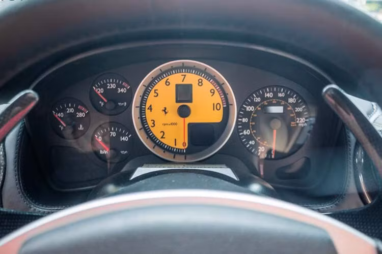 Siêu xe Ferrari F430 sở hữu khối động cơ V8, dung tích 4.3 lít, sản sinh công suất tối đa 490 mã lực và mô-men xoắn cực đại 465 Nm. Ferrari F430 mất khoảng 4 giây để tăng tốc từ vị trí xuất phát lên 100 km/h trước khi đạt vận tốc tối đa 315 km/h.