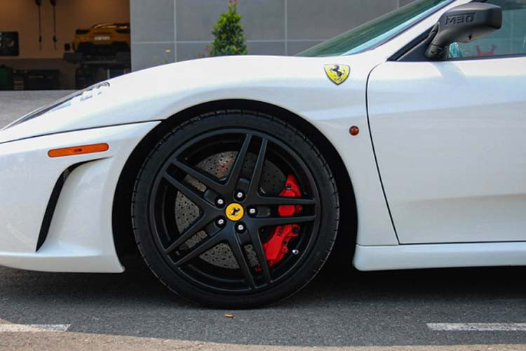 Ngoài ra, trước khi về với chủ nhân mới tại Hải Phòng nó còn sở hữu bộ mâm 5 chấu kép sơn màu đen đầy cá tính. Kẹp phanh màu đỏ "sẹc tông" với bộ cánh cũ vẫn được giữ nguyên không thay đổi.