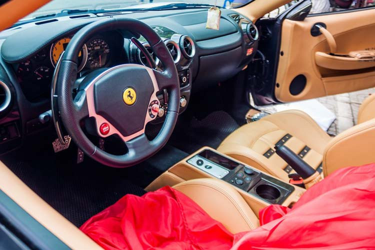 Bên trong nội thất, ghế ngồi của xe được thiết kế thể thao chỉnh cơ thiết kế theo phong cách xe đua. Một số chi tiết bọc da đi kèm chỉ màu đỏ tương phản. Vô lăng 3 chấu cùng các nút bấm tiện lợi cho người sử dụng...