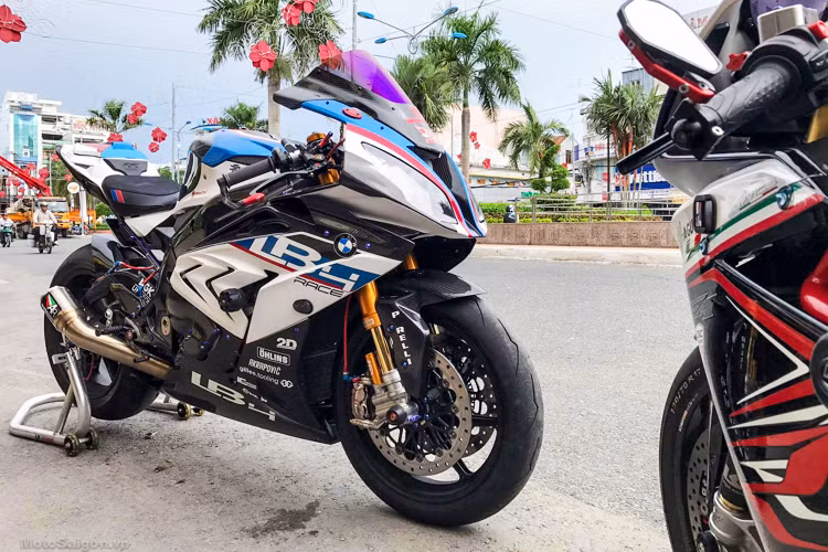 Tuy nhiên chưa bằng lòng với chiếc siêu môtô F4RR nguyên bản, chủ xe đã nâng cấp nó với một loạt các phụ tùng "hàng khủng" khác. Trong đó nổi bật nhất phải kể tới cặp mâm Rotobox bằng sợi carbon được thiết kế dành riêng cho dòng F4. Có giá khoảng 100 triệu đồng, bộ mâm Rotobox trên chiếc F4RR này được nhập từ Slovenia.