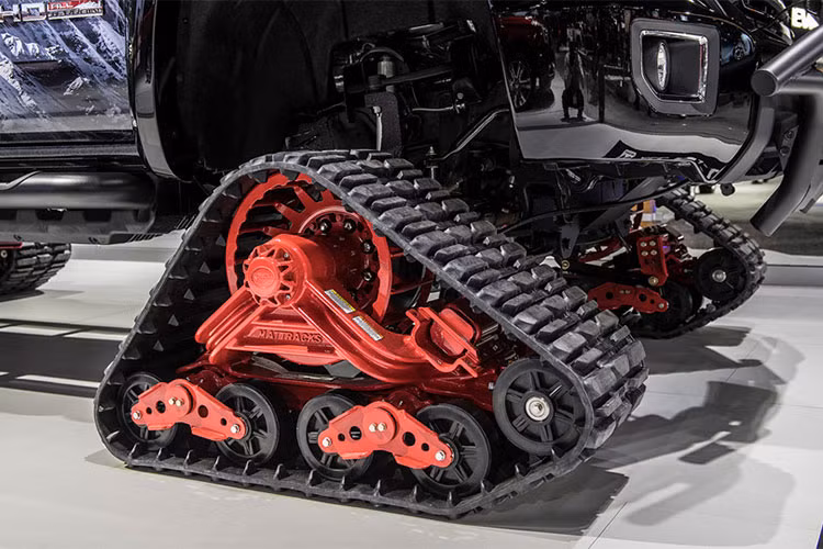 Chiếc xe được gắn bốn bộ bánh xích mô phỏng theo cách hoạt động của xe tăng giúp nó cơ động trên mọi dạng địa hình trơn trượt như tuyết, bùn lầy, thậm chí trên mặt sông băng.