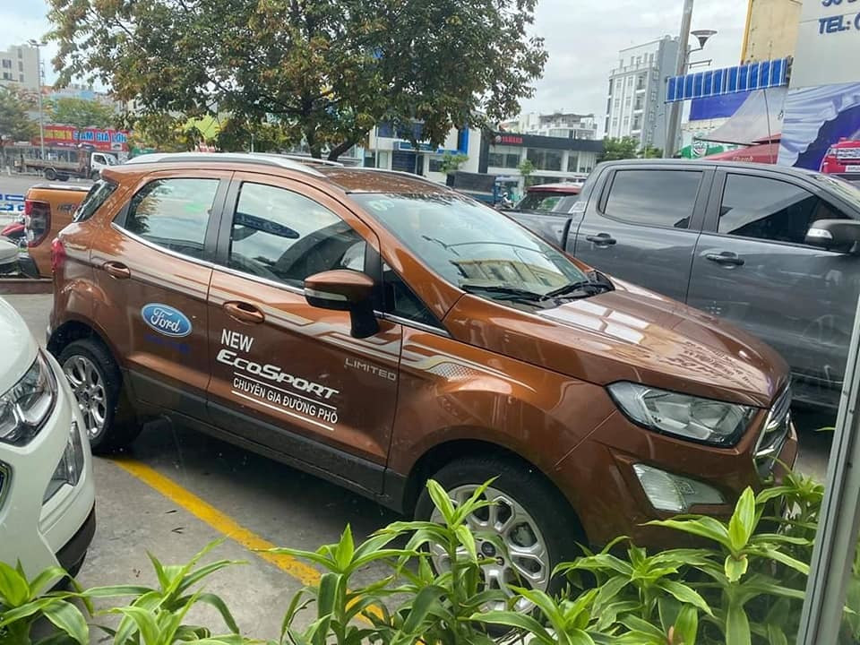 Oto tien ty hang chay thu, trung bay, giam toi 200 trieu dong-Hinh-4