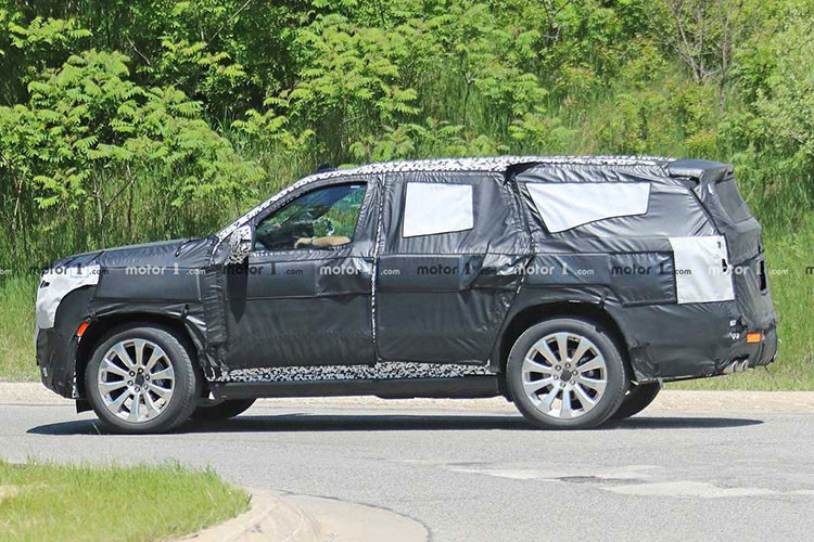 Trên thị trường, Chevrolet Tahoe 2021 có khá nhiều đối thủ lớn, có thể kể đến là Ford Expedition, Nissan Armada, Toyota Land Cruiser và Sequoia. Hy vọng khoang cabin củ Tahoe mới sẽ được cải tiến phong phú hơn so với nội thất khá buồn tẻ mà Silverado đang có.