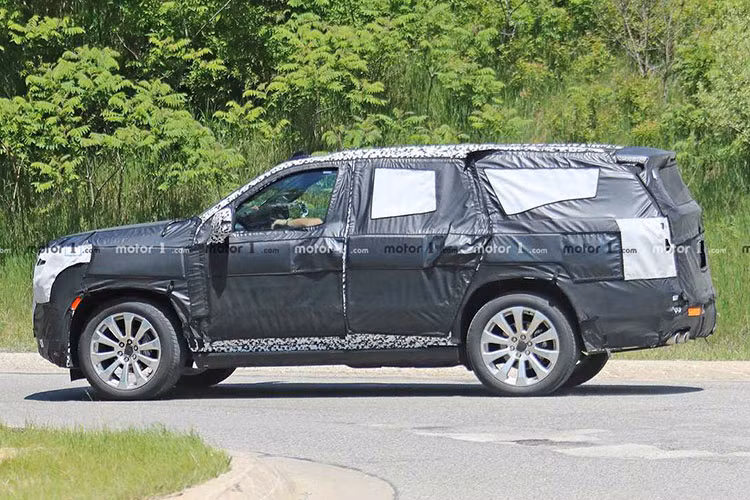 Trên thị trường, Chevrolet Tahoe 2021 có khá nhiều đối thủ lớn, có thể kể đến là Ford Expedition, Nissan Armada, Toyota Land Cruiser và Sequoia. Hy vọng khoang cabin củ Tahoe mới sẽ được cải tiến phong phú hơn so với nội thất khá buồn tẻ mà Silverado đang có.