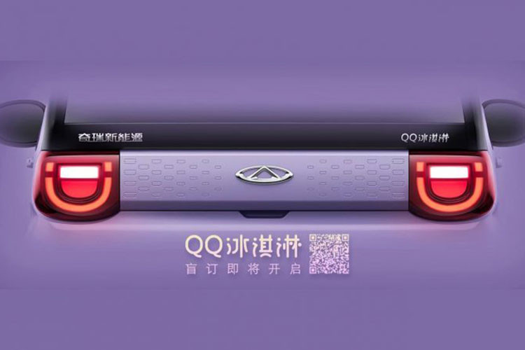 Ngoài ra, xe còn có bộ vành 12 inch, nằm trong lốp với kích thước 145/70. Vòng ra phía sau, chúng ta sẽ thấy cụm đèn hậu có thiết kế tương tự đèn pha. Thêm vào đó là 2 đèn phản quang hình tròn trên cản sau và cánh gió mui nhỏ, tích hợp đèn phanh trên cao.