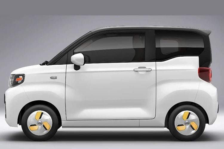 Hiện mẫu xe điện Chery QQ Ice Cream vẫn chưa chính thức được bày bán trên thị trường Trung Quốc. Tuy nhiên, với mức giá siêu rẻ này nó được xem là đối thủ "nặng ký" của Wuling Hongguang Mini EV tại thị trường Trung Quốc.