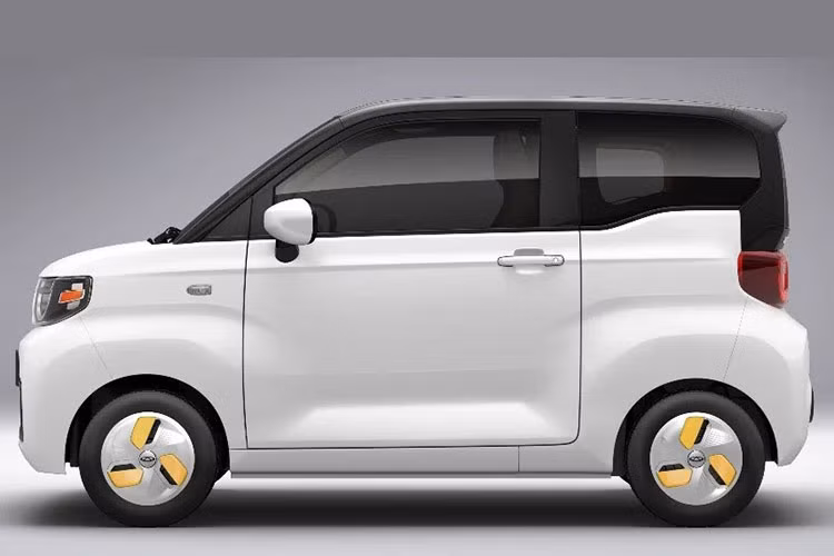 Hiện mẫu xe điện Chery QQ Ice Cream vẫn chưa chính thức được bày bán trên thị trường Trung Quốc. Tuy nhiên, với mức giá siêu rẻ này nó được xem là đối thủ "nặng ký" của Wuling Hongguang Mini EV tại thị trường Trung Quốc.