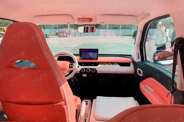 Nguồn cung cấp sức mạnh cho Chery QQ Ice Cream là mô-tơ điện nằm ở phía sau, tạo ra công suất tối đa 27,2 mã lực và mô-men xoắn cực đại 85 Nm. Nhờ đó, xe có thể đạt tốc độ tối đa 100 km/h.