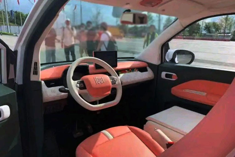 Tương tự ngoại thất, nội thất của Chery QQ Ice Cream cũng được thiết kế phong cách hơn Wuling Hongguang Mini EV. Những điểm nhấn đáng chú ý bên trong mẫu ôtô giá rẻ này bao gồm bảng đồng hồ kỹ thuật số, màn hình thông tin giải trí dạng cảm ứng nằm độc lập trên mặt táp-lô và vô lăng 2 chấu tích hợp phím chức năng.