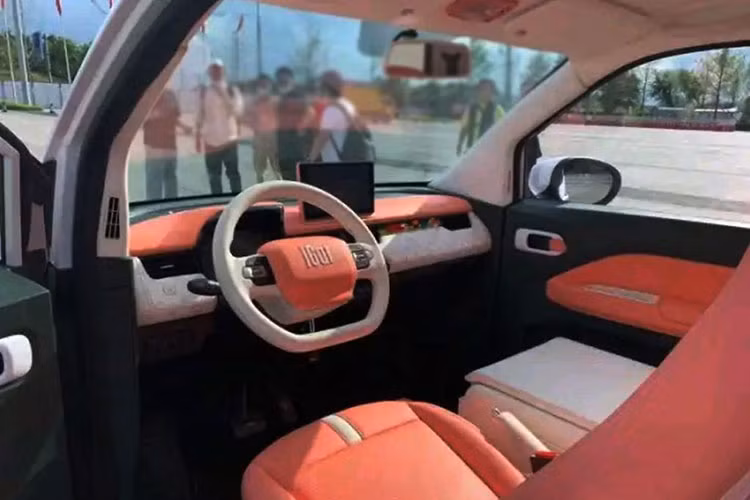 Tương tự ngoại thất, nội thất của Chery QQ Ice Cream cũng được thiết kế phong cách hơn Wuling Hongguang Mini EV. Những điểm nhấn đáng chú ý bên trong mẫu ôtô giá rẻ này bao gồm bảng đồng hồ kỹ thuật số, màn hình thông tin giải trí dạng cảm ứng nằm độc lập trên mặt táp-lô và vô lăng 2 chấu tích hợp phím chức năng.