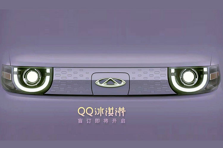 Trên đầu xe được trang bị cụm đèn pha khá lớn, tích hợp dải đèn LED định vị ban ngày hình chữ "U". Vì là ô tô điện nên mẫu xe này không có lưới tản nhiệt mà chỉ được trang bị hốc gió trung tâm trên cản trước. Bên sườn, Chery QQ Ice Cream được trang bị các cột và nóc màu đen. Thiết kế này mang đến hiệu ứng "nóc lơ lửng" cho mẫu xe giá rẻ. 