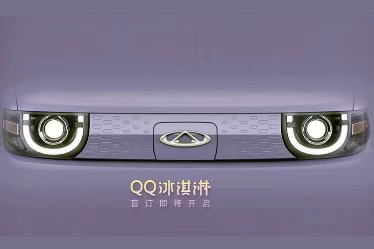 Trên đầu xe được trang bị cụm đèn pha khá lớn, tích hợp dải đèn LED định vị ban ngày hình chữ "U". Vì là ô tô điện nên mẫu xe này không có lưới tản nhiệt mà chỉ được trang bị hốc gió trung tâm trên cản trước. Bên sườn, Chery QQ Ice Cream được trang bị các cột và nóc màu đen. Thiết kế này mang đến hiệu ứng "nóc lơ lửng" cho mẫu xe giá rẻ. 