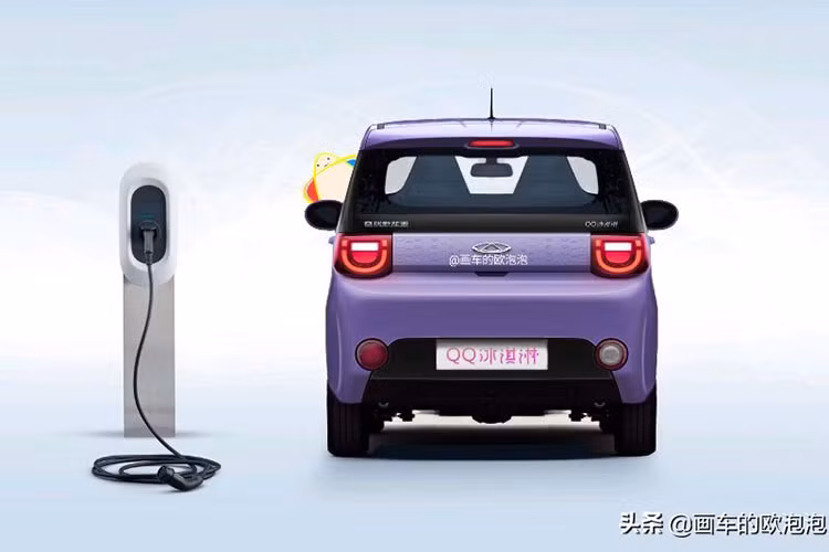 Dù có kích thước nhỏ nhưng Chery QQ Ice Cream vẫn được trang bị nội thất 4 chỗ ngồi. Để đảm bảo không gian bên trong xe, hãng Chery đã áp dụng phong cách thiết kế ngoại thất khá vuông vức như một chiếc hộp cho mẫu ô tô điện này. Ngoài ra, hãng Chery còn cố gắng mang đến thiết kế cao cấp hơn cho QQ Ice Cream để có thể cạnh tranh với Wuling Hongguang Mini EV.