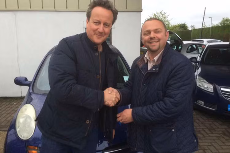 Thủ tướng Anh David Cameron vừa mua một chiếc xe Nissan Micra 2004 đã qua sử dụng, chiếc xe trị giá 1.495 bảng Anh (tương đương khoảng 50 triệu đồng) cho phu nhân Samantha của mình.