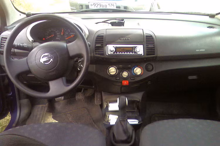 Thủ tướng Anh Cameron đã chọn một chiếc Nissan Micra đời 2004 màu xanh dương. Chiếc xe này đã từng trải qua 2 đời chủ và vẫn chạy khá tốt. Được biết, khi gặp Harris ông đã nói rằng chiếc xe được mua cho phu nhân, bà Samantha.