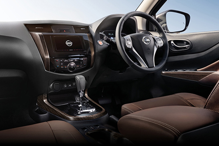 Nội thất Nissan Terra cũng được thay đổi nhẹ nhờ gói trang bị Energetic, với việc bọc da màu nâu và trang trí với các miếng ốp gỗ thay thế ốp màu bạc trước đây. Ngoài ra, các chi tiết khác vẫn được nhà sản xuất Nhật Bản giữ nguyên như cũ.